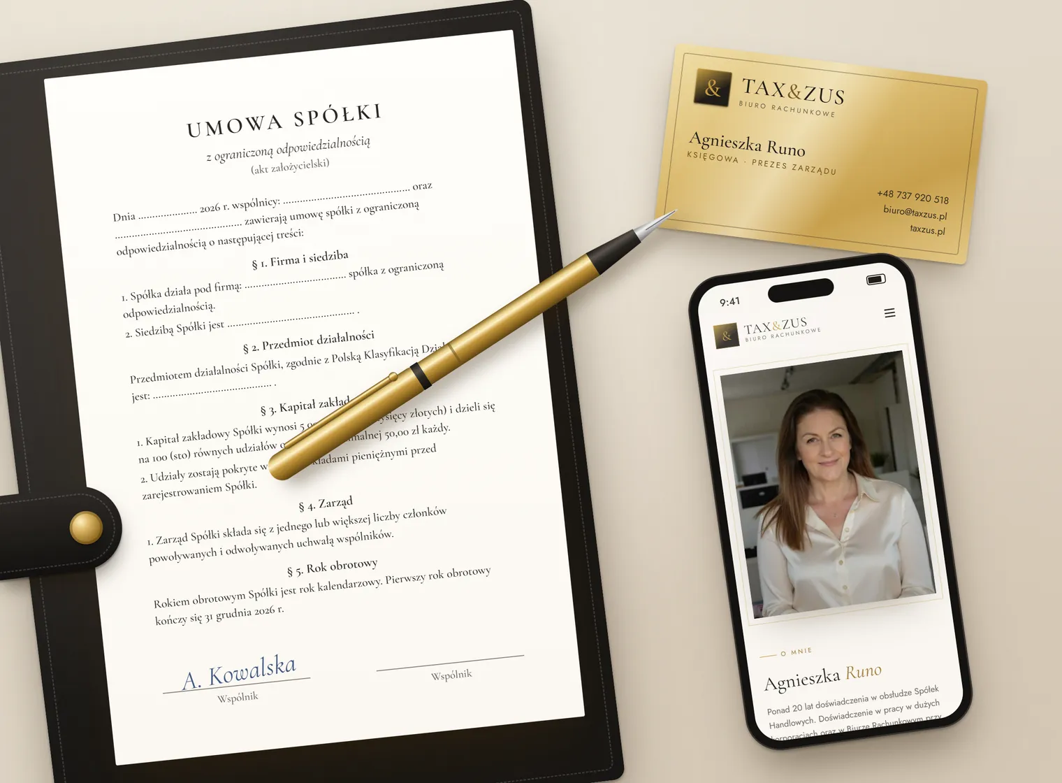 Umowa spółki z o.o. w skórzanej teczce ze złotym piórem, wizytówka biura rachunkowego TAX&ZUS i strona taxzus.pl w telefonie